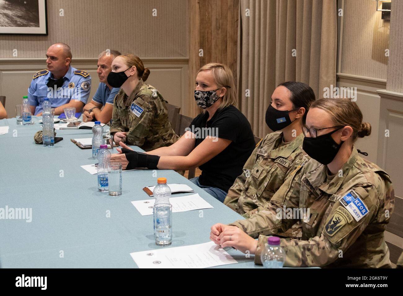 I membri della polizia del Kosovo e della forza del Kosovo 29 soldati regionali di comando-Oriente partecipano all'Associazione delle donne di polizia del Kosovo, 'giorno della formazione della leadership', presso il Ristorante Pristina di Villa Germia a Pristina, Kosovo, 18 agosto 2021. Aferdita Mikullovci, portavoce della polizia del Kosovo, facilita la discussione e condivide il suo viaggio personale in regni di leadership. L'interprete professionale, centro in nero, aiuta a superare le barriere linguistiche. Tra le organizzazioni di supporto figurano la direzione generale della polizia e l'Ambasciata degli Stati Uniti in Kosovo. Foto Stock