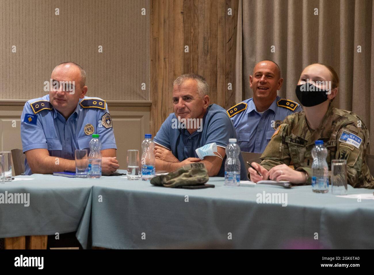 Madailein Blaney, a destra, partecipa all'Associazione delle Donne di polizia del Kosovo, 'Leadership Training Day', presso il Ristorante Villa Germia Pristina a Pristina, Kosovo, 18 agosto 2021. Aferdita Mikullovci ha facilitato la discussione e ha condiviso il suo viaggio personale in regni di leadership. I partecipanti si sono anche socializzati con un caffè e hanno gustato un pranzo per saperne di più sulla vita e sul lavoro degli uni degli altri. Tra le organizzazioni di supporto figurano la direzione generale della polizia e l'Ambasciata degli Stati Uniti in Kosovo. Foto Stock