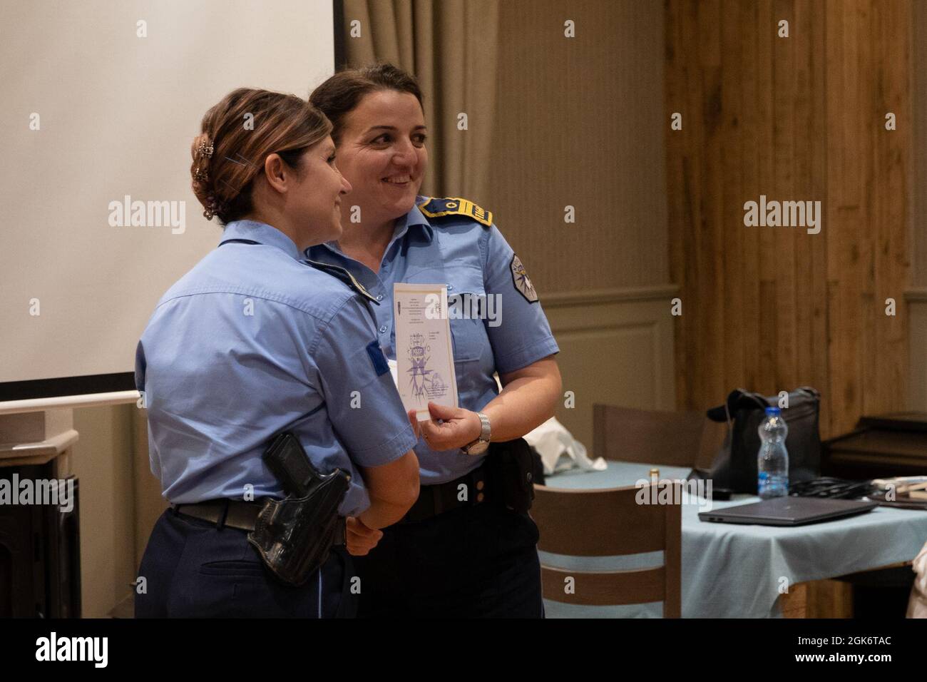 Aferdita Mikullovci, il Colon della polizia del Kosovo, presenta i certificati durante l'Associazione delle donne della polizia del Kosovo, 'Leadership Training Day', presso il Ristorante Pristina di Villa Germia a Pristina, Kosovo, 18 agosto 2021. L'evento ha riunito i membri della polizia del Kosovo e i soldati del comando regionale delle forze del Kosovo-Est per presentazioni e discussioni. Tra le organizzazioni di supporto figurano la direzione generale della polizia e l'Ambasciata degli Stati Uniti in Kosovo. Foto Stock