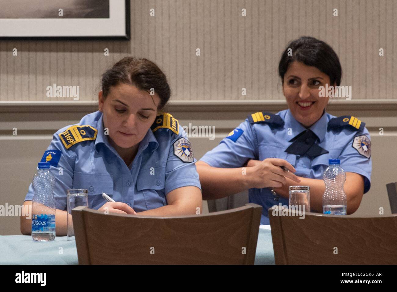 I membri della polizia del Kosovo patticipano nella Kossovo Police Women's Association, 'Leadership Training Day', presso il Ristorante Villa Germia Pristina a Pristina, Kosovo, 18 agosto 2021. Aferdita Mikullovci ha facilitato la discussione e ha condiviso il suo viaggio personale in regni di leadership. I partecipanti si sono anche socializzati con un caffè e hanno gustato un pranzo per saperne di più sulla vita e sul lavoro degli uni degli altri. Tra le organizzazioni di supporto figurano la direzione generale della polizia e l'Ambasciata degli Stati Uniti in Kosovo. Foto Stock