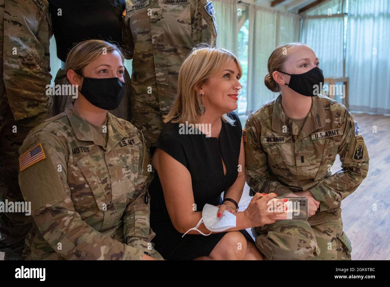 I partecipanti, per includere la polizia del Kosovo e la forza del Kosovo 29 comando regionale - soldati orientali, raccolgono le foto dopo l'Associazione delle donne di polizia del Kosovo, 'Leadership Training Day', tenuto presso il Ristorante Villa Germia Pristina a Pristina, Kosovo, 18 agosto 2021. La formazione riguardava la leadership, ma includeva anche del tempo per socializzare e imparare di più sul lavoro e sulla vita degli altri. Tra le organizzazioni di supporto figurano la direzione generale della polizia e l'Ambasciata degli Stati Uniti in Kosovo. Foto Stock