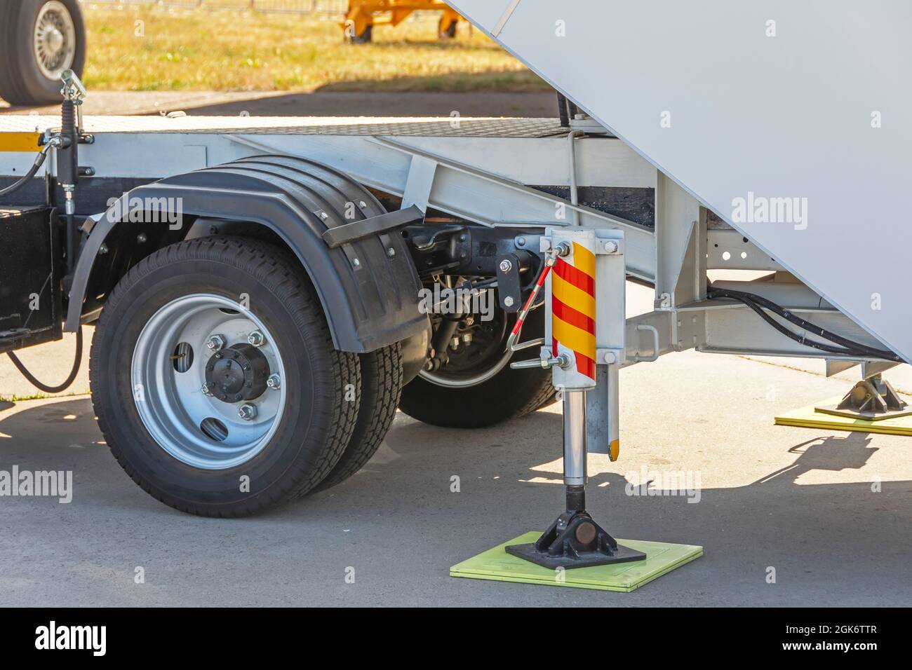 Supporto sul corpo dell'attrezzatura speciale del carrello della macchina, manutenzione. Affidabile e sostenibile Foto Stock