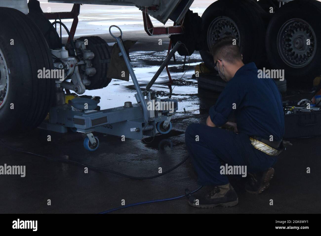 Airman 1st Class Will Horigan, nono capo equipaggio di manutenzione di velivoli Squadron, serve un pneumatico B-1 Lancer alla Dyess Air Force base, Texas, 18 agosto 2021. Il B-1B Lancer è un bombardiere convenzionale supersonico a lungo raggio, che ha servito l'aeronautica degli Stati Uniti dal 1985. Foto Stock