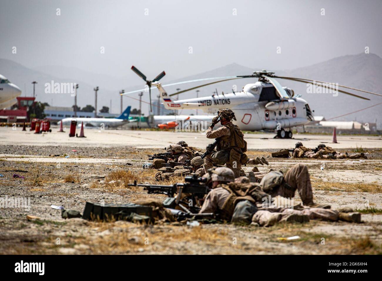 Marines assegnato al Marine Air Ground Task Force-Crisis Response-Central Command fornire sicurezza all'aeroporto internazionale Hamid Karzai, agosto 18. I membri del servizio degli Stati Uniti stanno assistendo il Dipartimento di Stato con un prelievo ordinato di personale designato in Afghanistan. Foto Stock