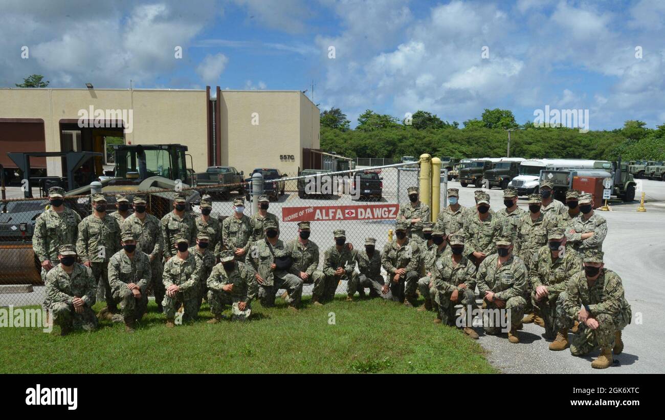 Santa Rita, Guam (agosto 18, 2021) Seabees assegnato a Naval Mobile Construction Battaglione (NMCB) 1 distaccamento Guam Alfa Company celebrare un successo Battaglione Equipment Evaluation Program (BEEP) turnover. L'NMCB 1 è stato implementato in avanti per eseguire lavori di costruzione, assistenza umanitaria, cooperazione per la sicurezza del teatro e supportare la manovra della flotta nelle aree operative della 7a flotta statunitense. Foto Stock