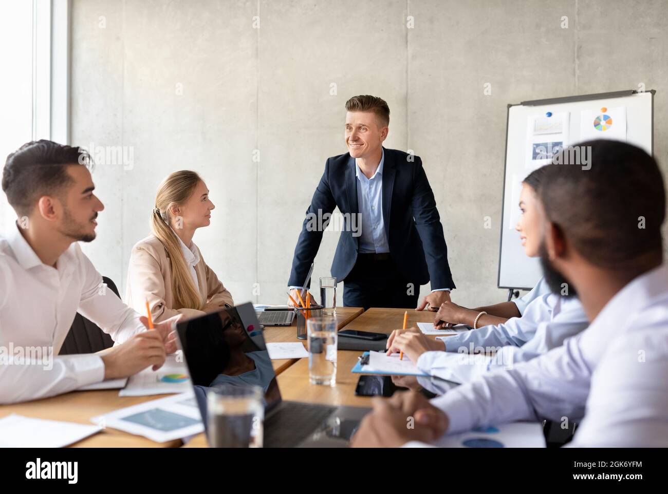 Concetto di riunione aziendale. Uomo d'affari fiducioso che parla con colleghi diversi nella Sala conferenze Foto Stock