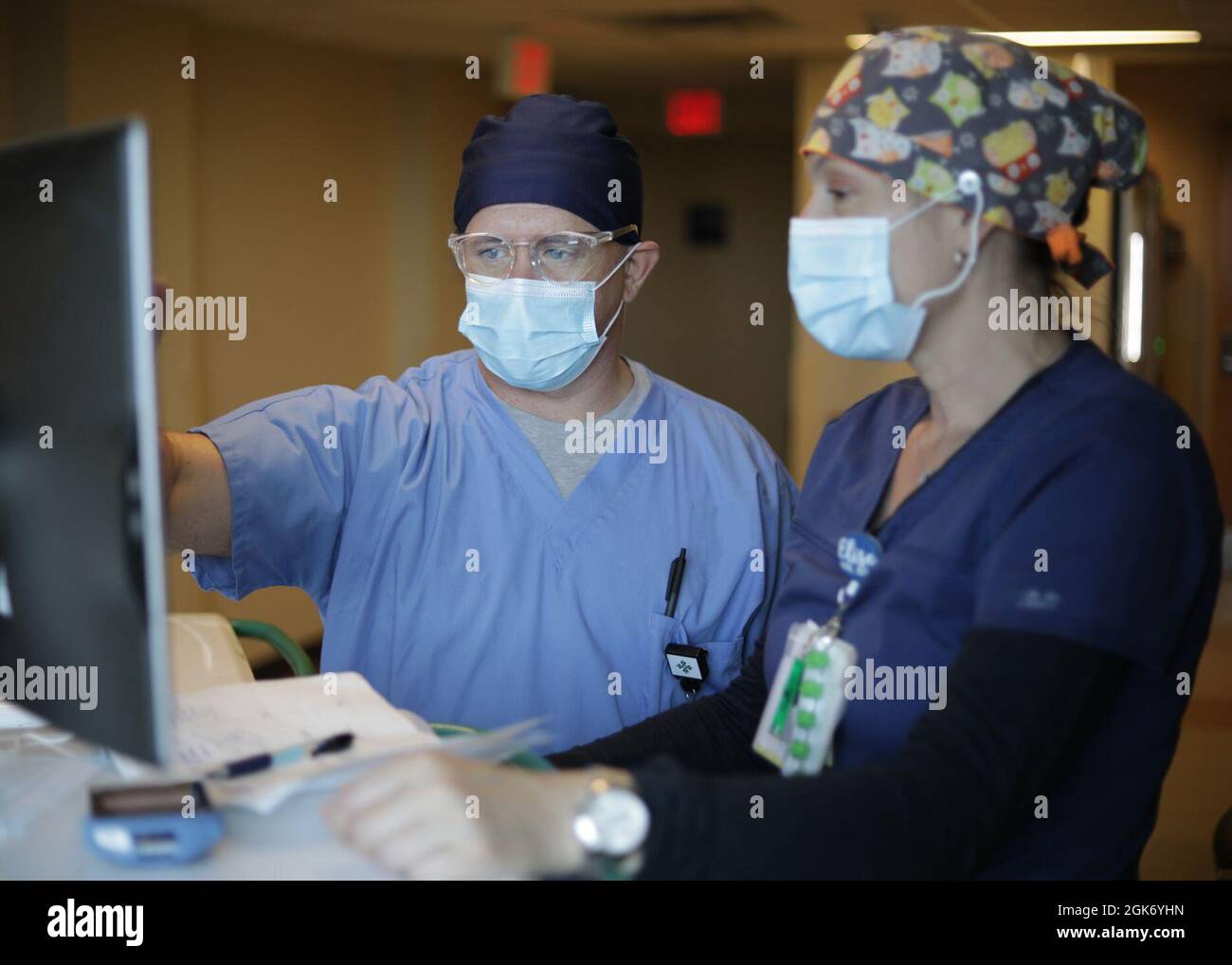 LAFAYETTE, la. – US Navy Ensign Kyle Keeler, un'infermiera registrata dal comando di preparazione e addestramento della Medicina della Marina Bethesda, ombra Elise Gaudet, un'infermiera registrata civile presso l'Ochsner Lafayette General Medical Center, per imparare i processi interni prima del suo primo turno durante le operazioni di risposta COVID-19 a Lafayette, Louisiana, agosto 19, 2021. Il comando del Nord degli Stati Uniti, attraverso l'Esercito del Nord degli Stati Uniti, rimane impegnato a fornire supporto flessibile del Dipartimento della Difesa alla risposta COVID-19 dell'intero governo. Foto Stock