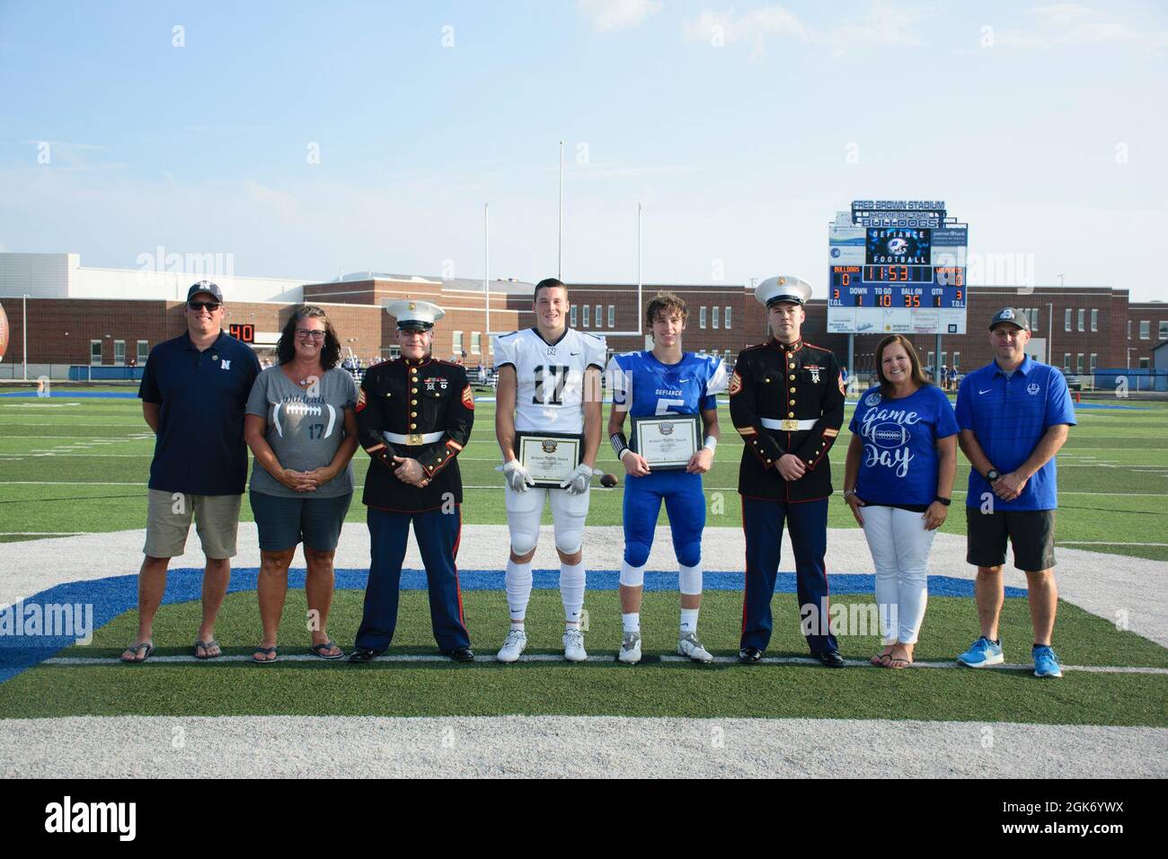 Marines Sgt. Robert Allenbaugh, a sinistra, e lo staff Sgt. Zachary Quade, a destra, entrambi i recruiters con Recruiting Station Cleveland riconoscono i candidati dell'atleta scolaro da Defiance e Napoleon High Schools durante la prima Great American Vrivalry Series (GARS) dell'anno alla Defiance High School, Defiance, Ohio, 19 agosto 2021. Il candidato dell'atleta studioso sulla sinistra è Tanner Rubinstein, che frequenta la Scuola superiore di Napoleone e ha una media di 3.9 punti di grado e l'atleta studioso candidato sulla destra è Wade Urick, che frequenta la Scuola superiore di Defiance e ha una media di 4.02 punti di grado. In salita Foto Stock