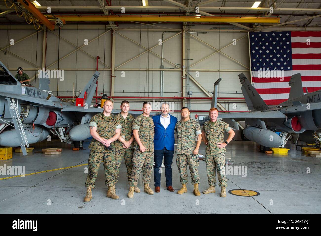 Il senatore del Texas Ted Cruz visita Marine Fighter Attack Squadron 112 (VMFA-112), Marine Aircraft Group 41, 4th Marine Aircraft Wing, uno squadrone della riserva delle forze marine con sede in Texas a bordo della base della riserva militare Naval Air Station Fort Worth Joint Reserve base, 19 agosto 2021. Foto Stock