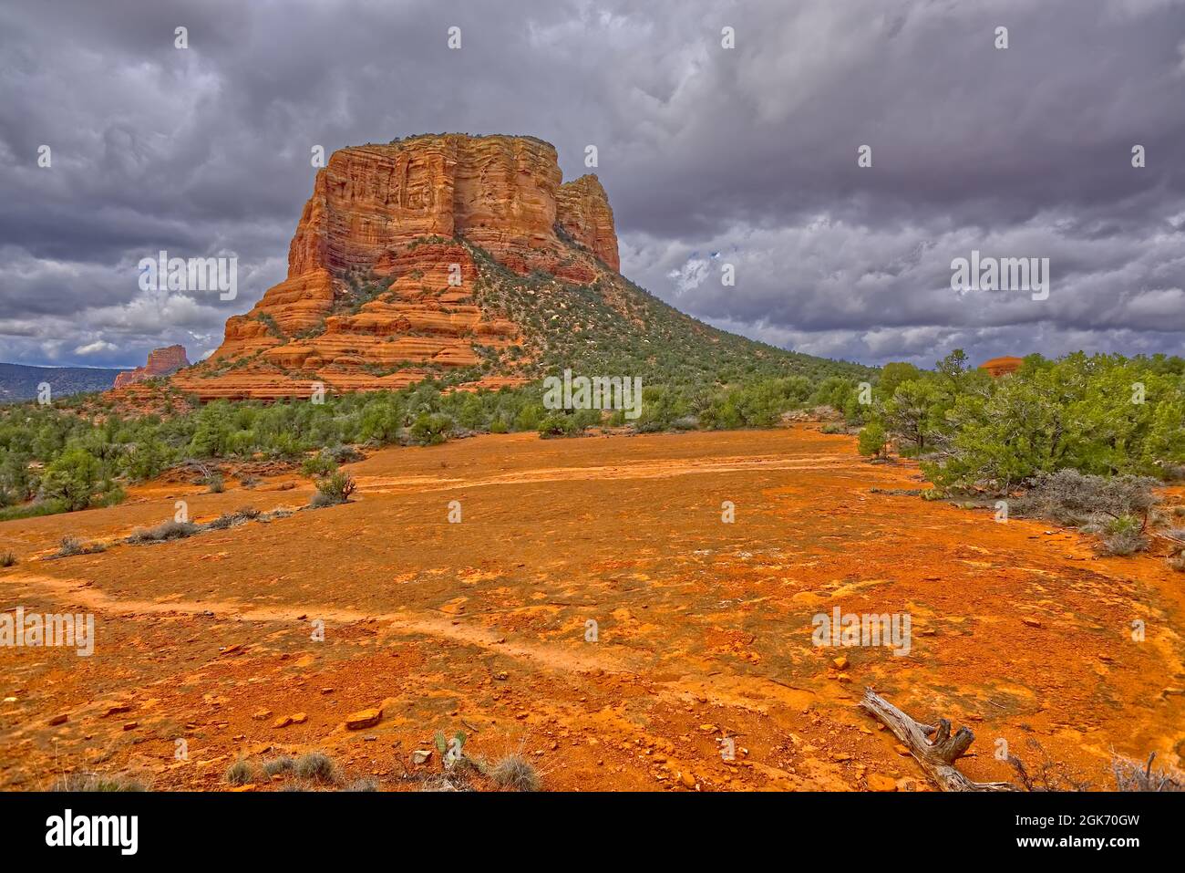 Vista del Palazzo di Giustizia di Butte da un altopiano di arenaria lungo un sentiero che conduce alle orecchie di coniglio a Sedona. Foto Stock