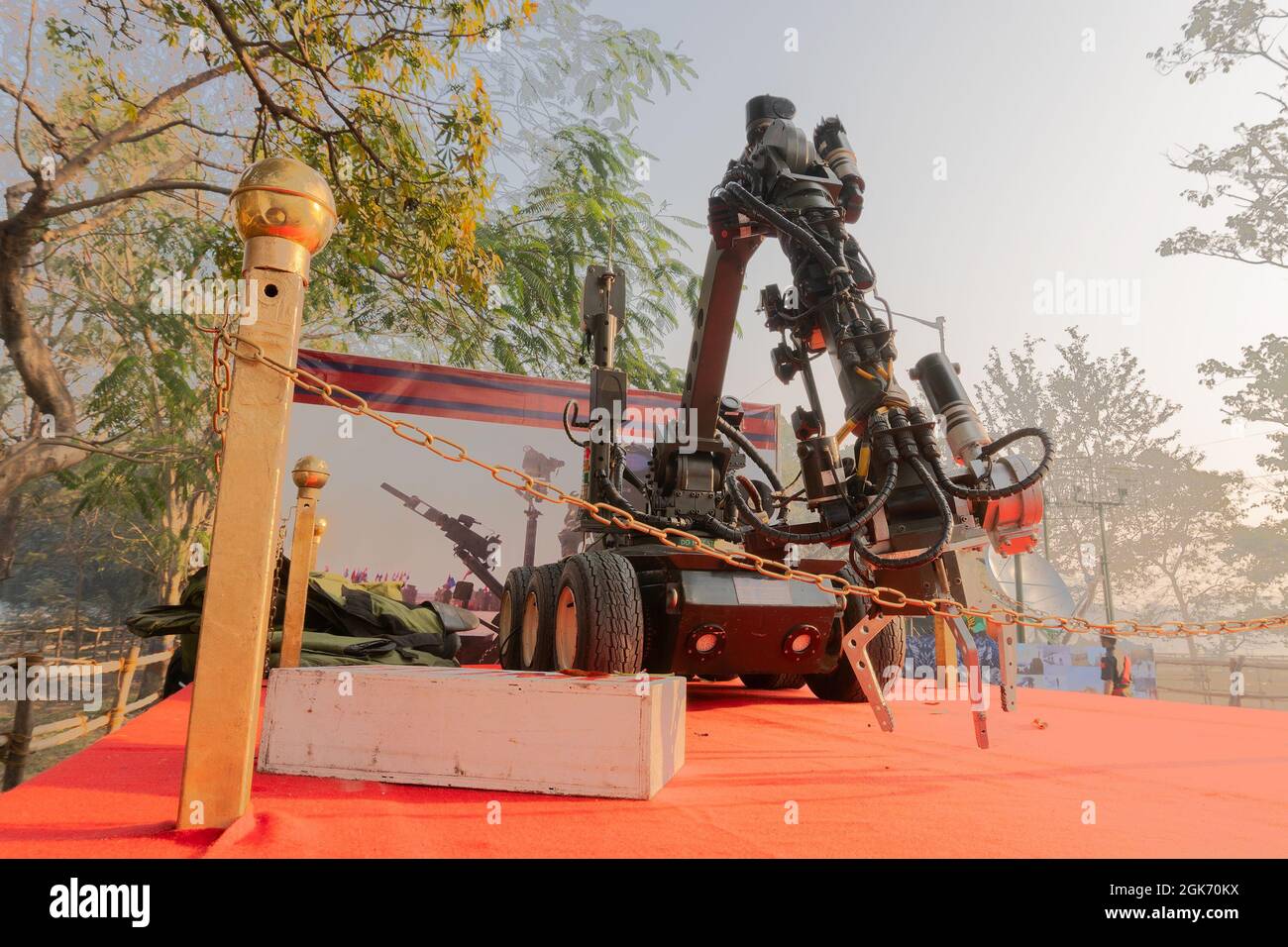 Kolkata, Bengala Occidentale, India - 23rd Januaray 2018 : la forza armata indiana che mostra il veicolo a distanza, preparando per lo spettacolo per la repubblica dell'India da Foto Stock