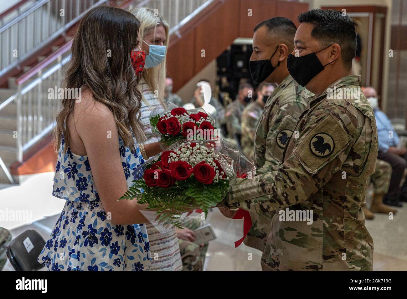 I soldati presentano rose a Briga. La moglie e la figlia del Gen. Robert S. Cooley durante una cerimonia di congedo al Marshall Hall a Fort Bragg, N.C., Agosto 20. Cooley è stato il capo di stato maggiore del comando della United States Army Reserve per circa 18 mesi. Foto Stock