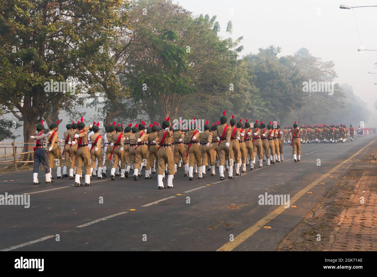 RED ROAD, KOLKATA, BENGALA OCCIDENTALE / INDIA - 21st GENNAIO 2018 : i cadetti della signora del cadetto Nazionale dell'India (NCC) stanno marciando oltre. Foto Stock