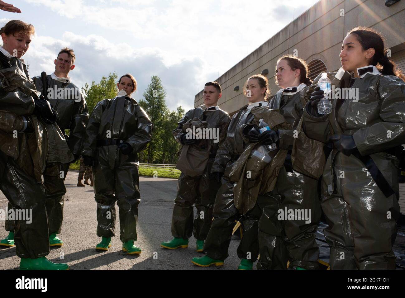 Airmen del 673d Medical Group (MDG) debriefing dopo aver partecipato Exercise Ready Eagle 21 alla Joint base Elmendorf-Richardson, Alaska, 19 agosto 2021. Ready Eagle 21 è un esercizio di preparazione medica che ha valutato la capacità del 673d MDG di rispondere a un evento simulato di incidenti di massa a seguito di un attacco chimico, biologico, radiologico e nucleare con l'obiettivo di migliorare le capacità di risposta medica di JBER. Foto Stock