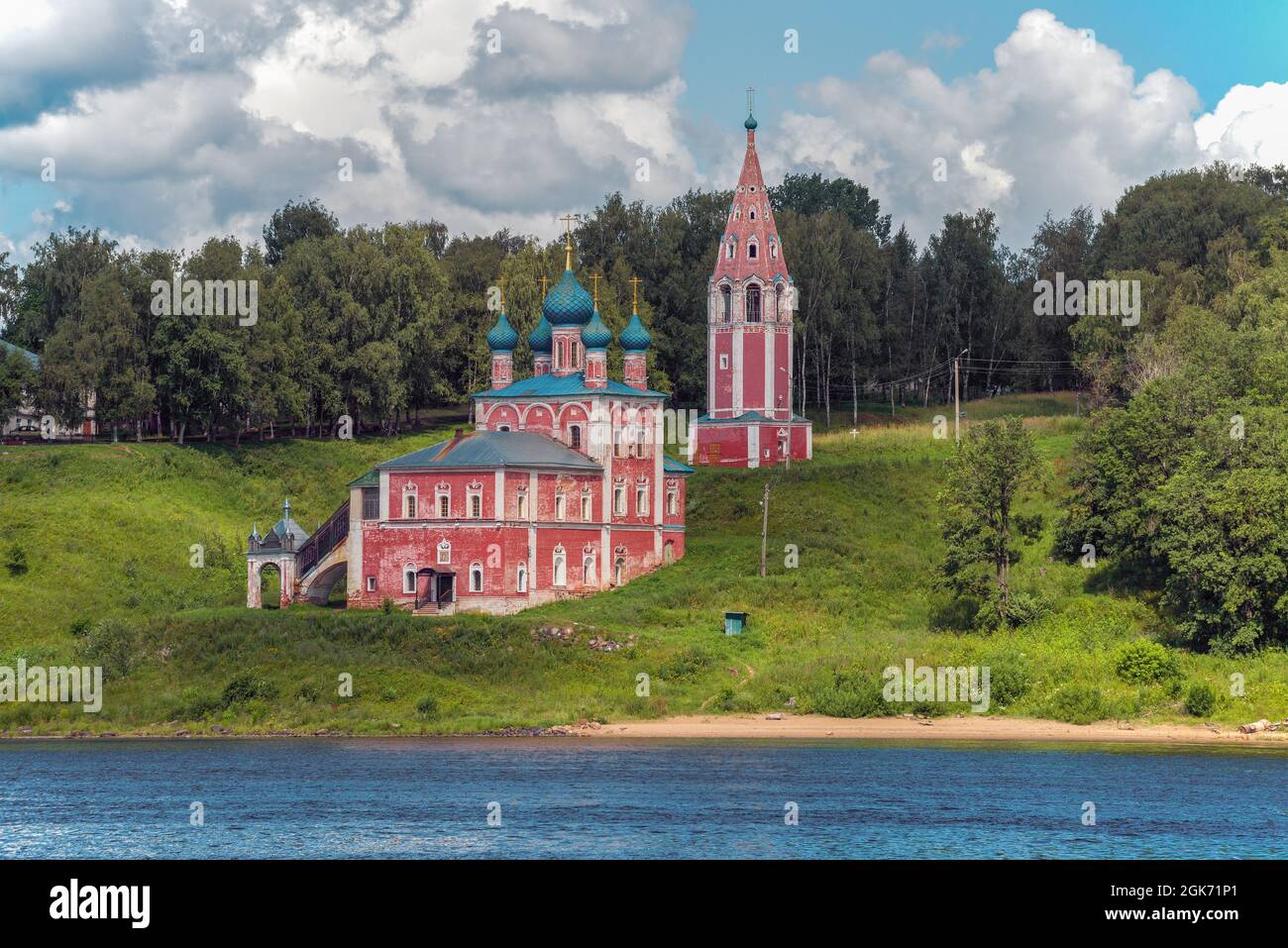 Vista dell'antica chiesa dell'icona kazana della Madre di Dio e del Salvatore della Trasfigurazione (Chiesa Rossa) dal fiume Volga Foto Stock