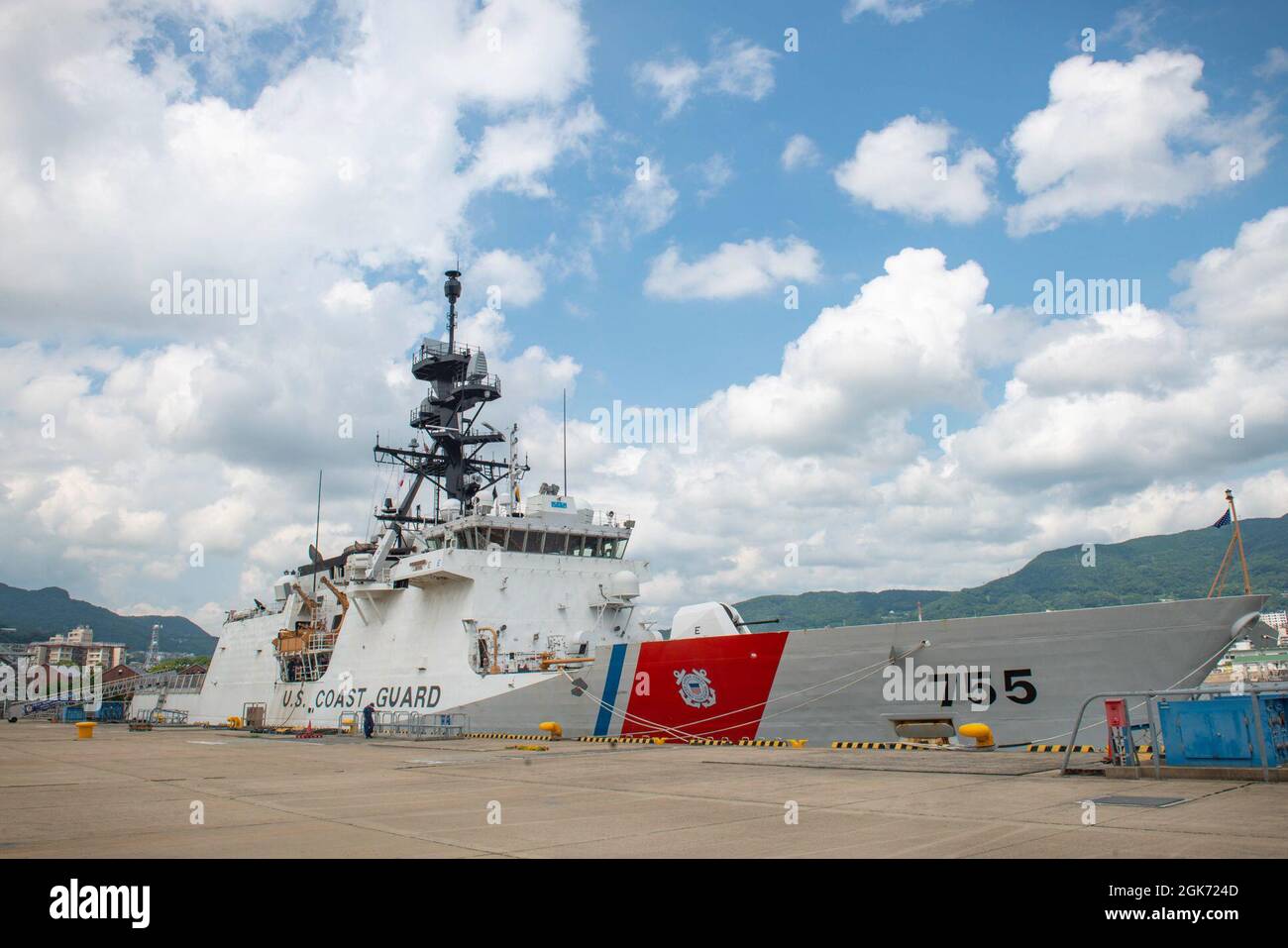 La guardia costiera statunitense USCGC Munro (WMSL 755) è ormeggiata al pierside durante una visita al comandante, Fleet Activities Sasebo, Giappone (CFAS) il 20 agosto 2021. La Guardia Costiera degli Stati Uniti ha una presenza in tutti i sette continenti e negli oceani del mondo, proiettando la sovranità nazionale con rompighiaccio, tagliatori di sicurezza nazionali, tagliatori ad alta resistenza, beni aeronautici e forze specializzate dispiegabili. Foto Stock