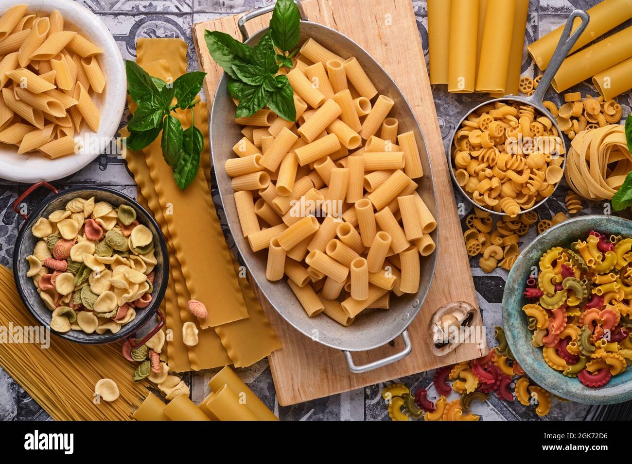Pasta, pasta italiana. Varietà di pasta tradizionale italiana: Spaghetti colorati, tagliatelle, farfalle, penne, ptititim, noodle, fusilli, cannelloni on Foto Stock