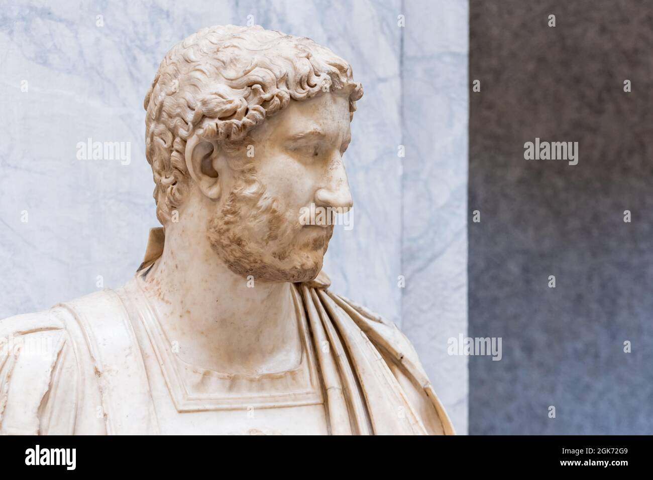 Primo piano sul busto di marmo dell'antico senatore romano Foto Stock