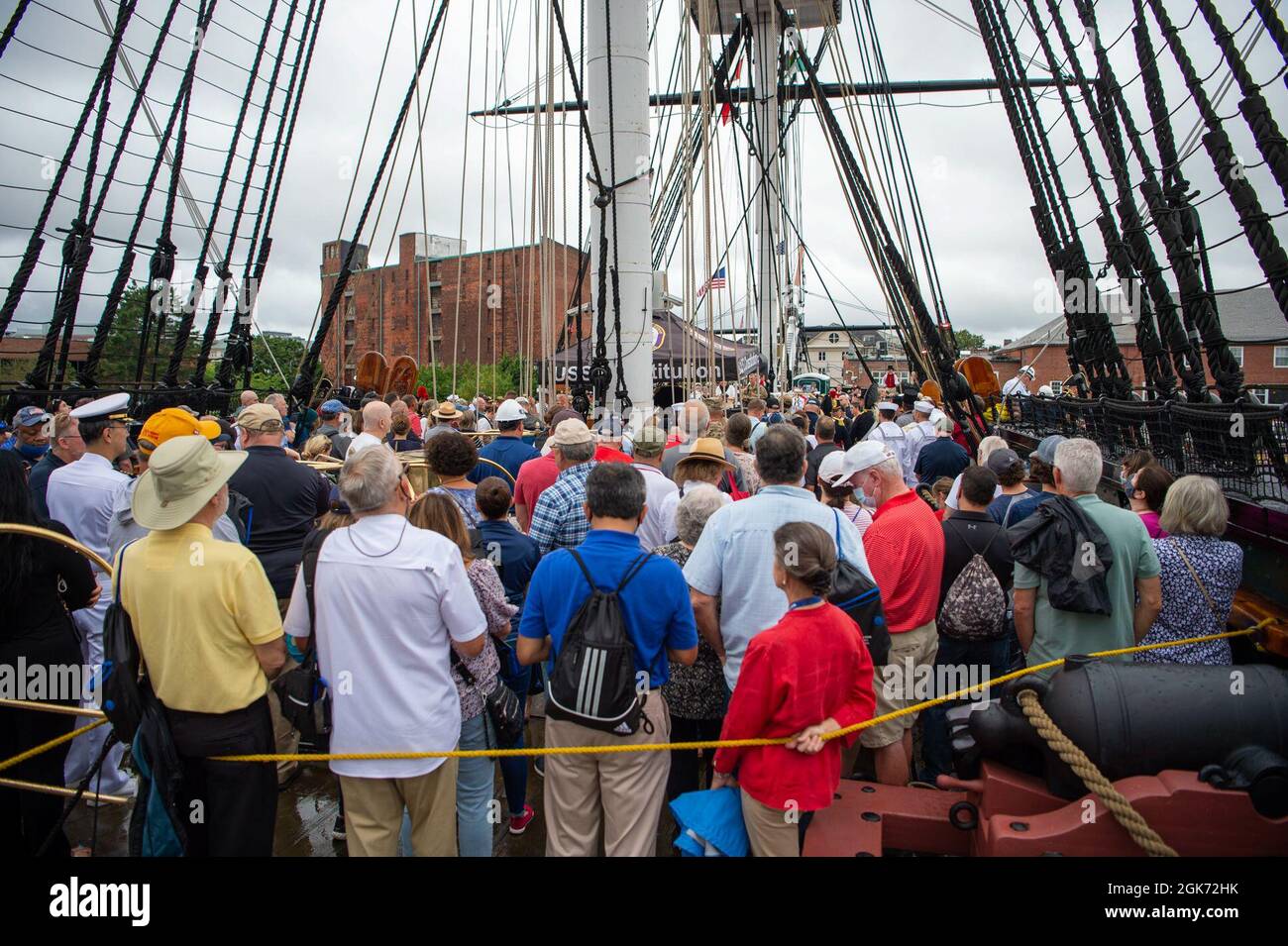 BOSTON (20 agosto 2021) la USS Constitution entra in funzione nel porto di Boston durante una crociera in onore dei veterani del Vietnam e delle loro famiglie a bordo della USS Constitution. USS Constitution, è la più antica nave da guerra commissionata al mondo a galla, e ha giocato un ruolo cruciale nelle guerre barbariche e nella guerra del 1812, difendendo attivamente le corsie marine dal 1797 al 1855. Durante le normali operazioni, i marinai attivi di stanza a bordo della USS Constitution forniscono visite gratuite e offrono visite pubbliche a più di 600,000 persone all’anno in quanto sostengono la missione della nave di promuovere la storia della Marina e il patrimonio marittimo AN Foto Stock