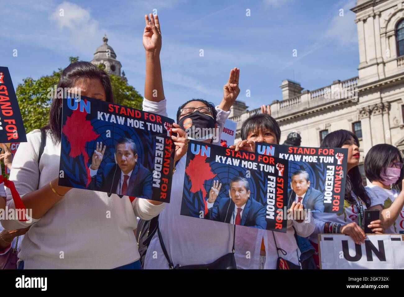 Londra, Regno Unito. 11 settembre 2021. Manifestanti in Piazza del Parlamento. I manifestanti si sono riuniti a Westminster a sostegno del rappresentante dell'ONU del Myanmar Kyaw Moe Tun e per protestare contro il colpo di stato militare in Myanmar. Foto Stock