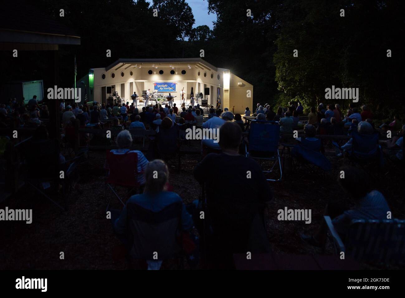 La U.S. Navy Band Country Current si esibisce al Mason District Park di Annadale, Virginia, come parte della missione di outREACH della serie di concerti estivi della band. Foto Stock