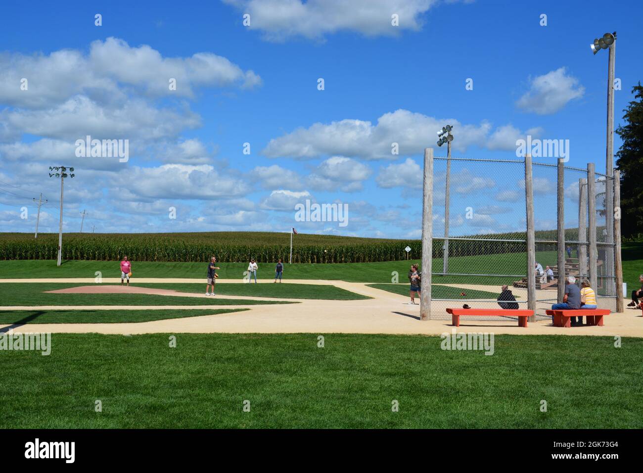 I turisti giocano una partita di baseball presso l'ex set cinematografico Field of Dreams a Dyersville, Iowa Foto Stock