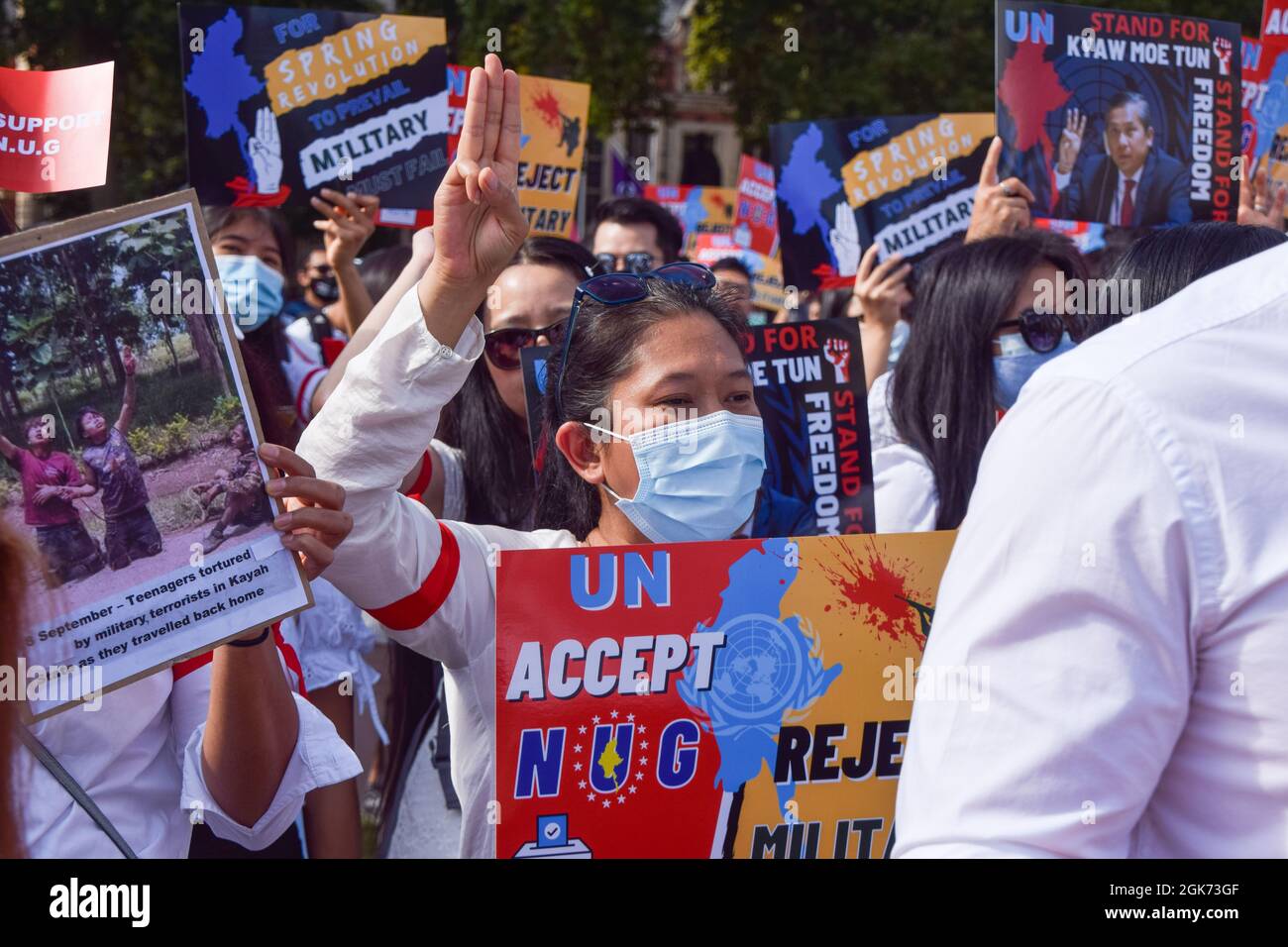 Londra, Regno Unito. 11 settembre 2021. Manifestanti in Piazza del Parlamento. I manifestanti si sono riuniti a Westminster a sostegno del rappresentante dell'ONU del Myanmar Kyaw Moe Tun e per protestare contro il colpo di stato militare in Myanmar. Foto Stock