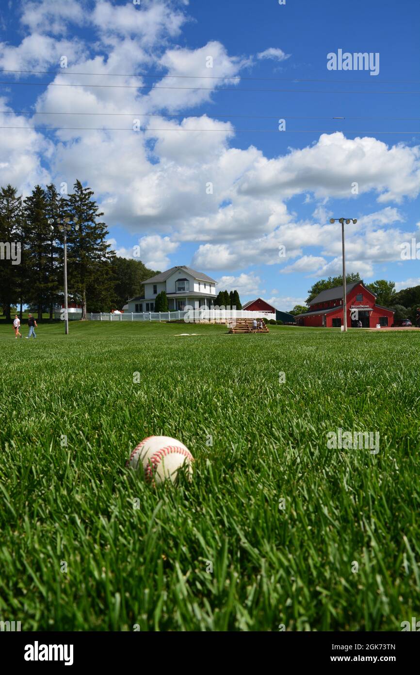 Guardando dall'esterno sul set del film del Field of Dreams a Dyersville, Iowa. Foto Stock
