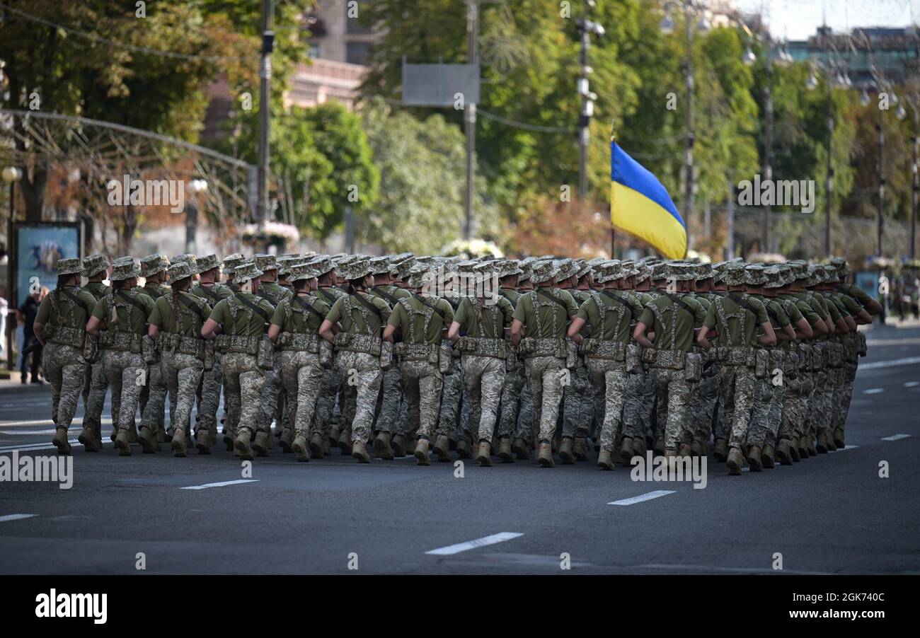 L’Istituto militare di Telecomunicazioni e Informatizzazione si sposa in preparazione di una sfilata che celebra il 30° anniversario dell’indipendenza dell’Ucraina a Kiev, Ucraina, 20 agosto 2021. La Giornata dell'indipendenza è la principale festa statale dell'Ucraina moderna, celebrata il 24 agosto in commemorazione della Dichiarazione di indipendenza del 1991. Foto Stock