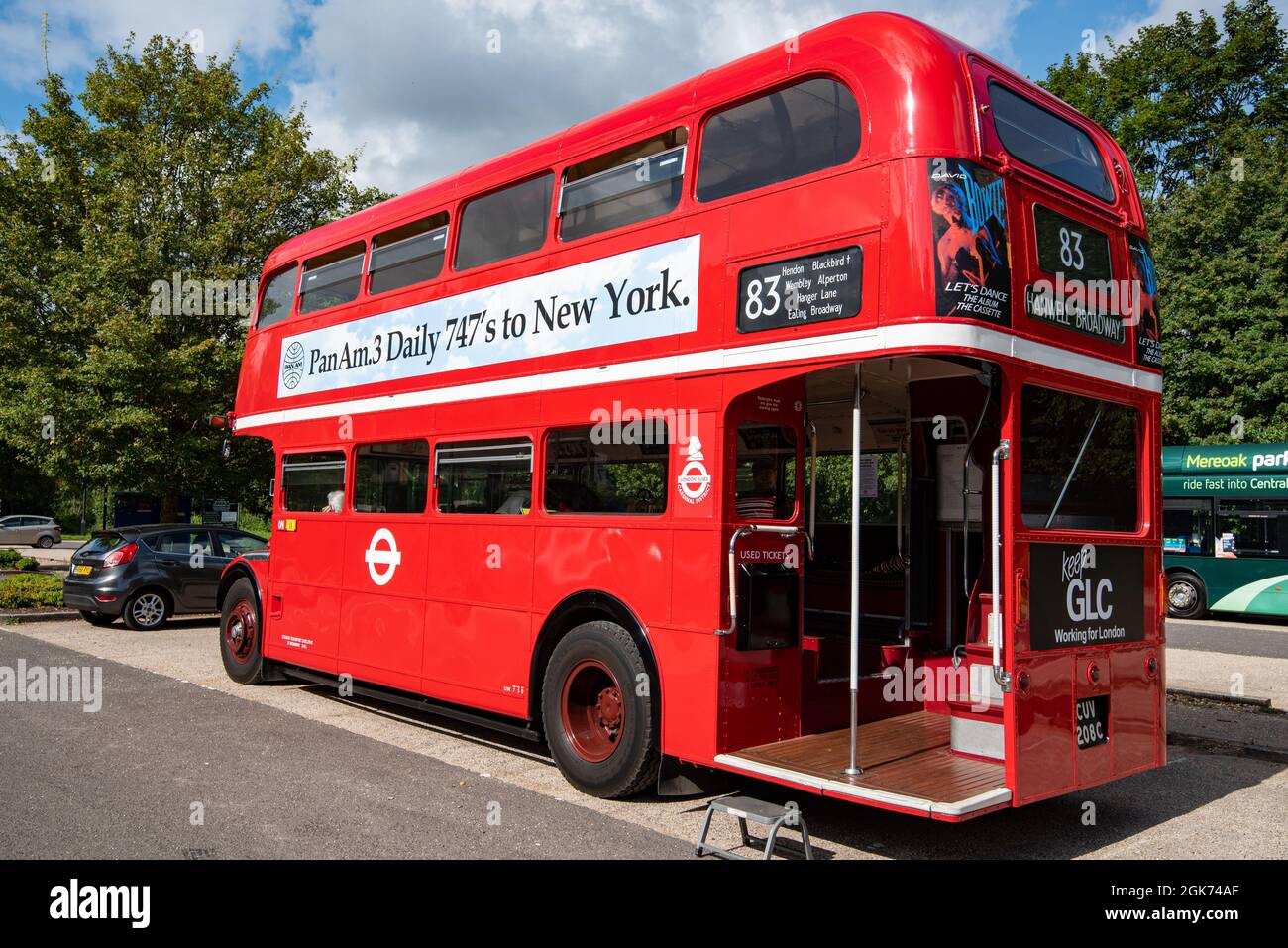 Un classico autobus a due piani rosso di Londra con un annuncio d'epoca per i voli Pan Am per New York su 747s a lato, Winchester, Regno Unito Foto Stock