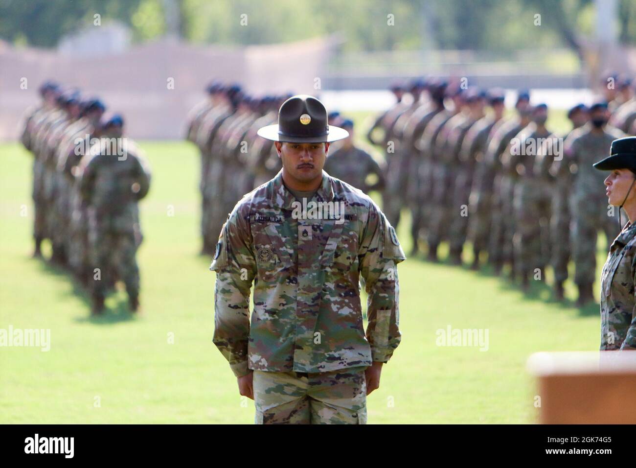 Un sergente di perforazione recita il Drill Sergeant Creed durante un addestramento di combattimento di base che si laurea agosto 20. Foto Stock