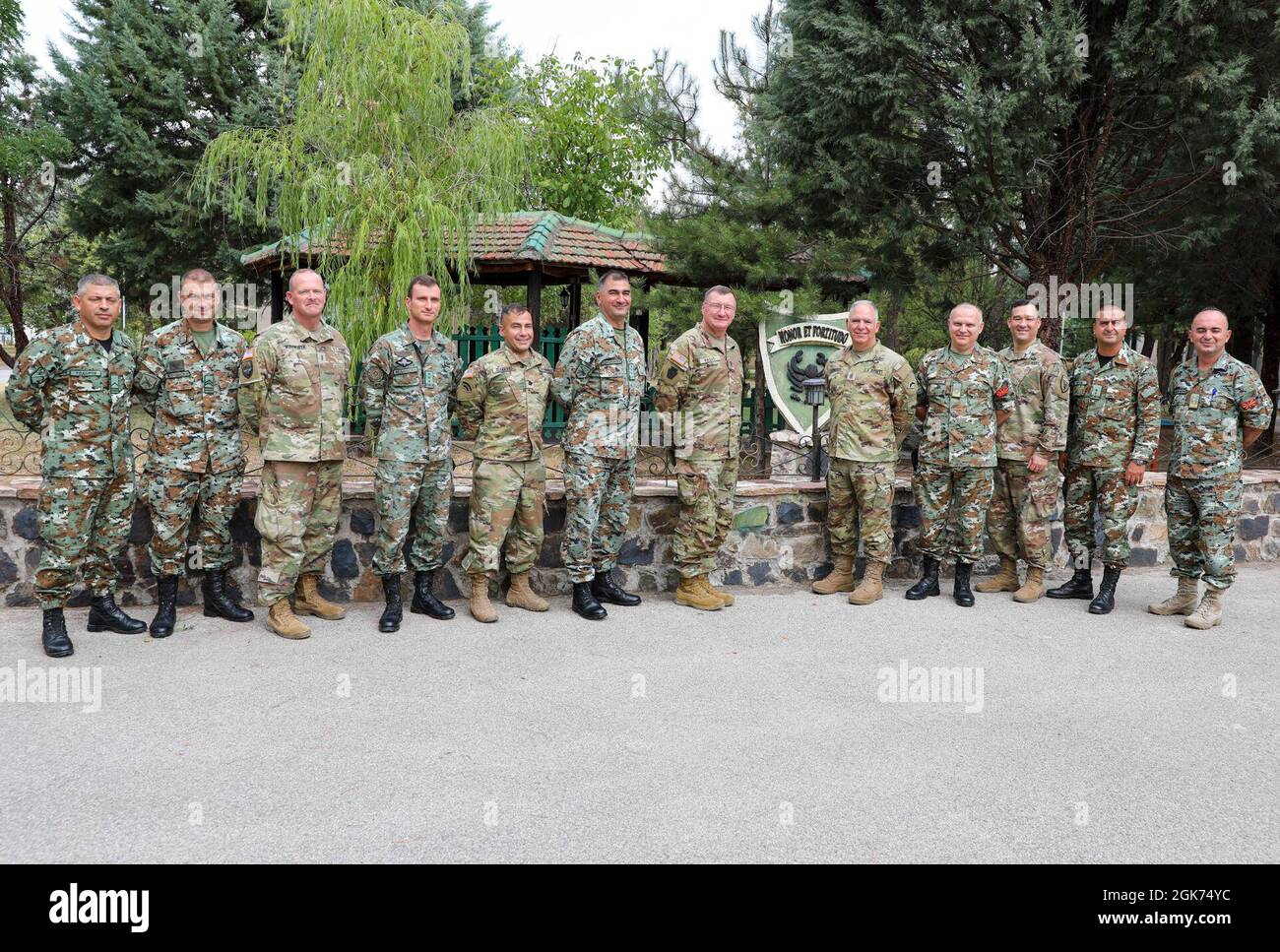 I membri della Guardia Nazionale del Vermont si incontrano presso una base militare a Shtip, Macedonia del Nord 20 agosto 2021. Ciò fa parte degli incontri annuali del Vermont e della Macedonia settentrionale attraverso il programma di partenariato di Stato. Foto Stock