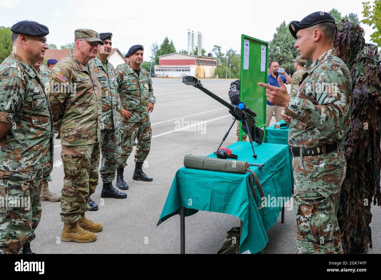 Briga. Il generale Gregory Knight, Vermont Adjutant Generale, vede un display statico a Shtip Nord Macedonia 20 agosto 2021. Ciò fa parte degli incontri annuali del Vermont e della Macedonia settentrionale attraverso il programma di partenariato di Stato. Foto Stock