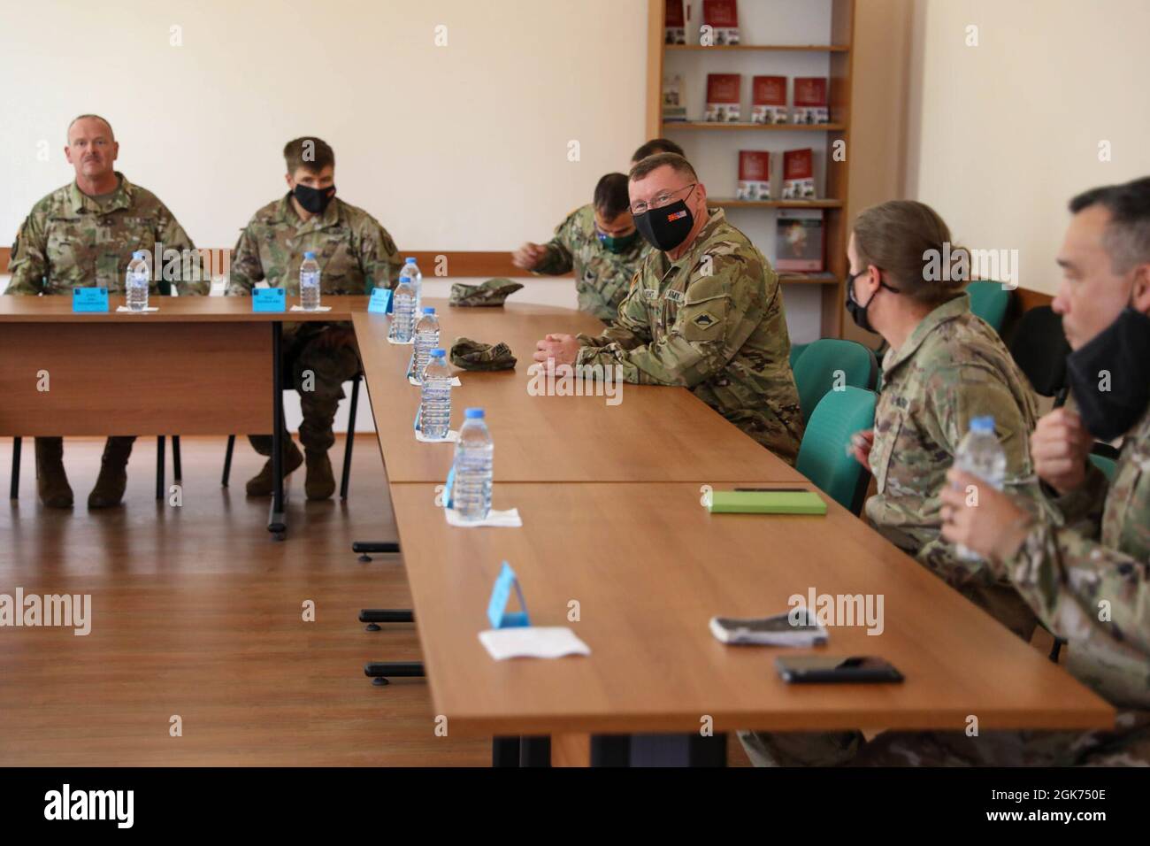 I membri della Guardia Nazionale del Vermont si incontrano presso una base militare a Shtip, Macedonia del Nord 20 agosto 2021. Ciò fa parte degli incontri annuali del Vermont e della Macedonia settentrionale attraverso il programma di partenariato di Stato. Foto Stock