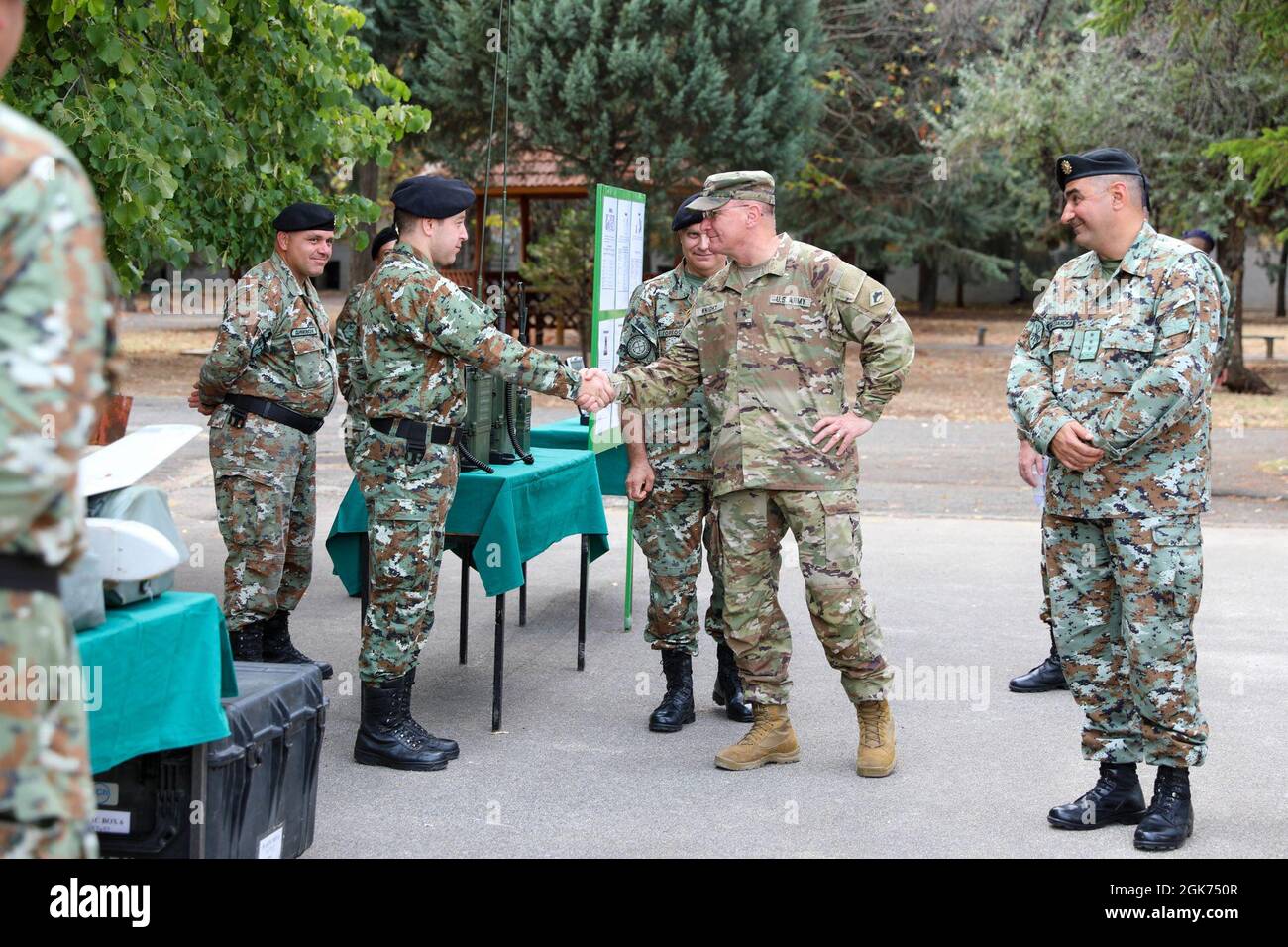 Briga. Il generale Gregory Knight, Vermont Adjutant Generale, vede un display statico a Shtip Nord Macedonia 20 agosto 2021. Ciò fa parte degli incontri annuali del Vermont e della Macedonia settentrionale attraverso il programma di partenariato di Stato. Foto Stock