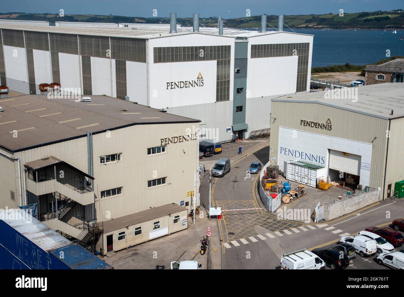 Falmouth, Cornovaglia, Inghilterra, Regno Unito. 2021. Panoramica di una società di costruzione di super yacht a Falmouth Harbour, Regno Unito Foto Stock