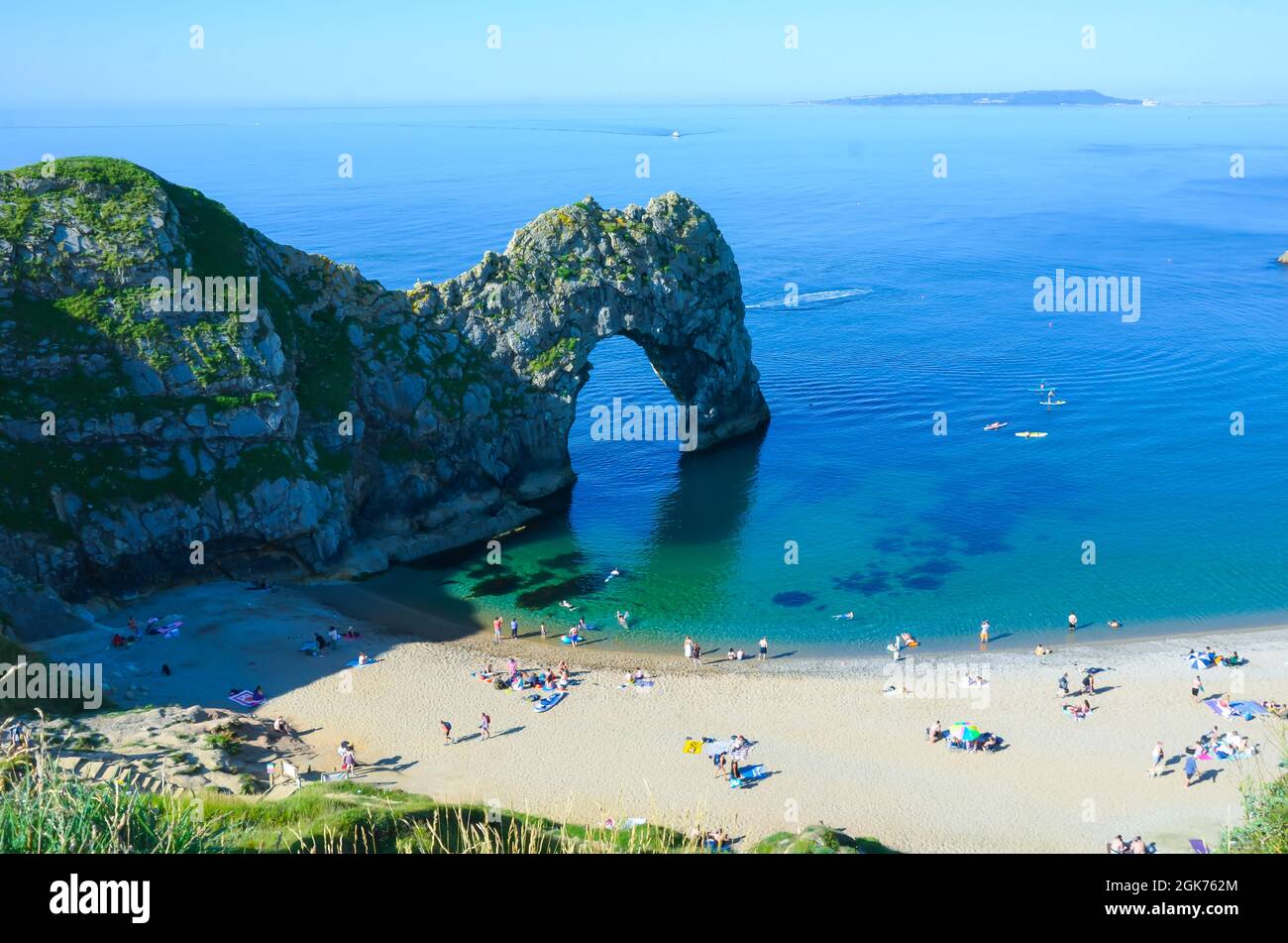 Arco naturale nel mare a Durdle Door Beach Inghilterra, Regno Unito Foto  stock - Alamy