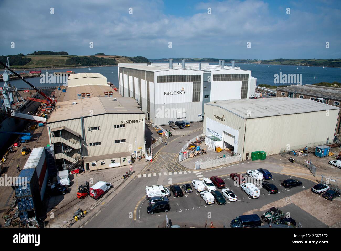 Falmouth, Cornovaglia, Inghilterra, Regno Unito. 2021. Panoramica di una società di costruzione di super yacht a Falmouth Harbour, Regno Unito Foto Stock