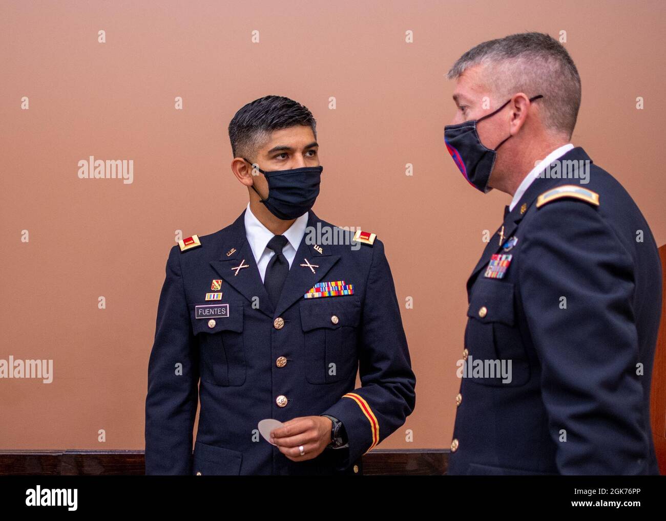 Wes Morrison, il 30° Comandante della squadra di combattimento Armored Brigade, parla a un nuovo secondo tenente della North Carolina Military Academy Officer Candidate School Class dopo la sua cerimonia di laurea al 139° Regiment (North Carolina – Regional Training Institute) a Fort Bragg, North Carolina, 21 agosto 2021. Foto Stock