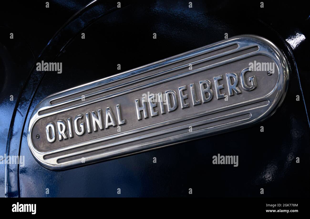 Logo Heidelberg in metallo originale sulla macchina per la stampa e il taglio a cilindri. Cilindro Heidelberg originale Foto Stock