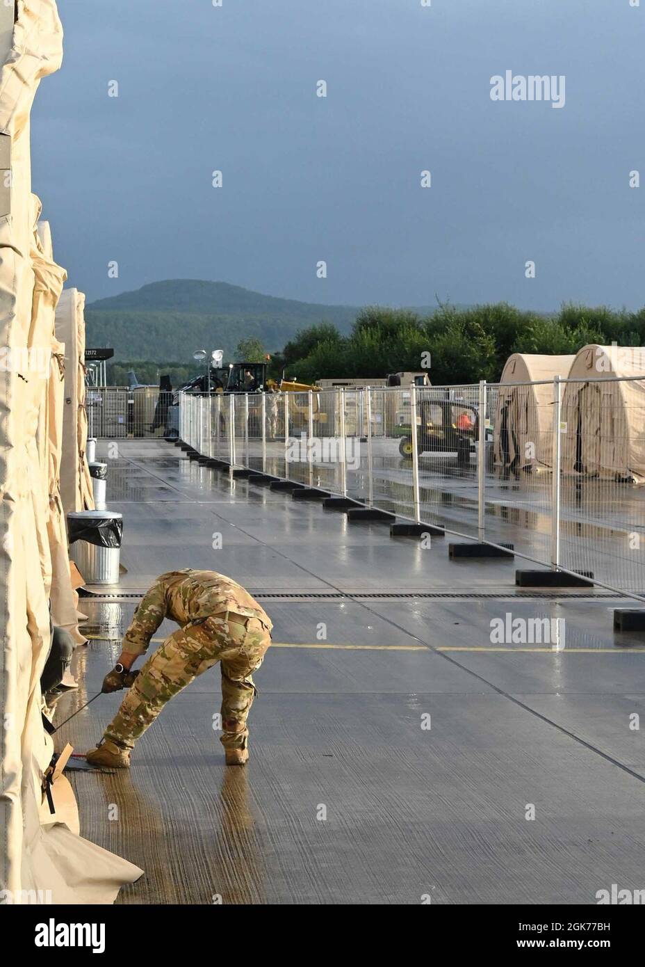 Senior Airman Joshua Stiltner, 37th Airlift Squadron loadmaster, tira a stretto contatto per un pod durante l'operazione Allees Refuge presso la base aerea di Ramstein, Germania, 22 agosto 2021. Questi pod possono essere messi in su in meno di 20 minuti e sono in grado di ospitare fino a 26 persone. Foto Stock