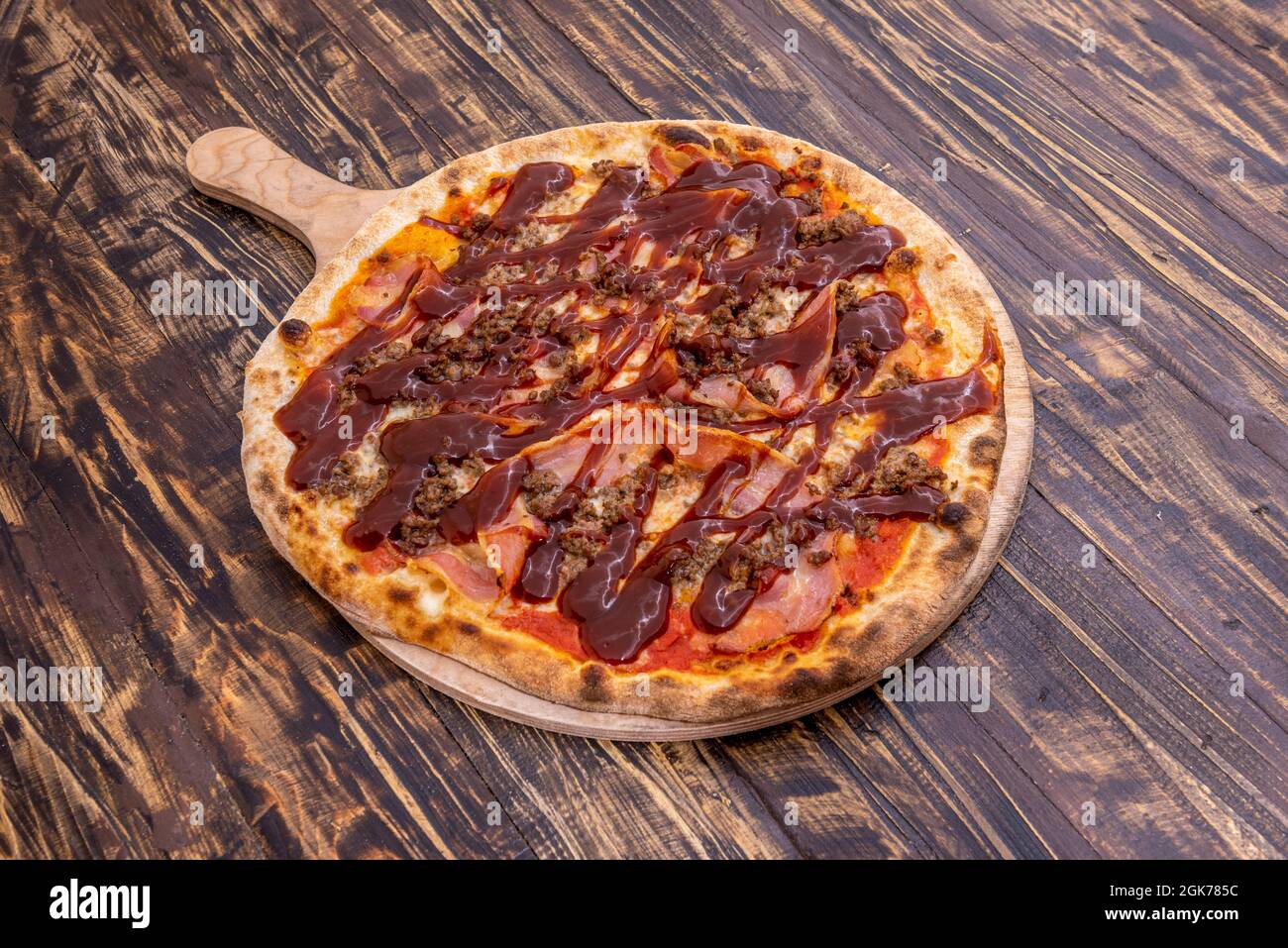 Lo chef italiano ha cucinato la pizza con un sacco di bacon e mince  grigliate e salsa barbecue oversize Foto stock - Alamy