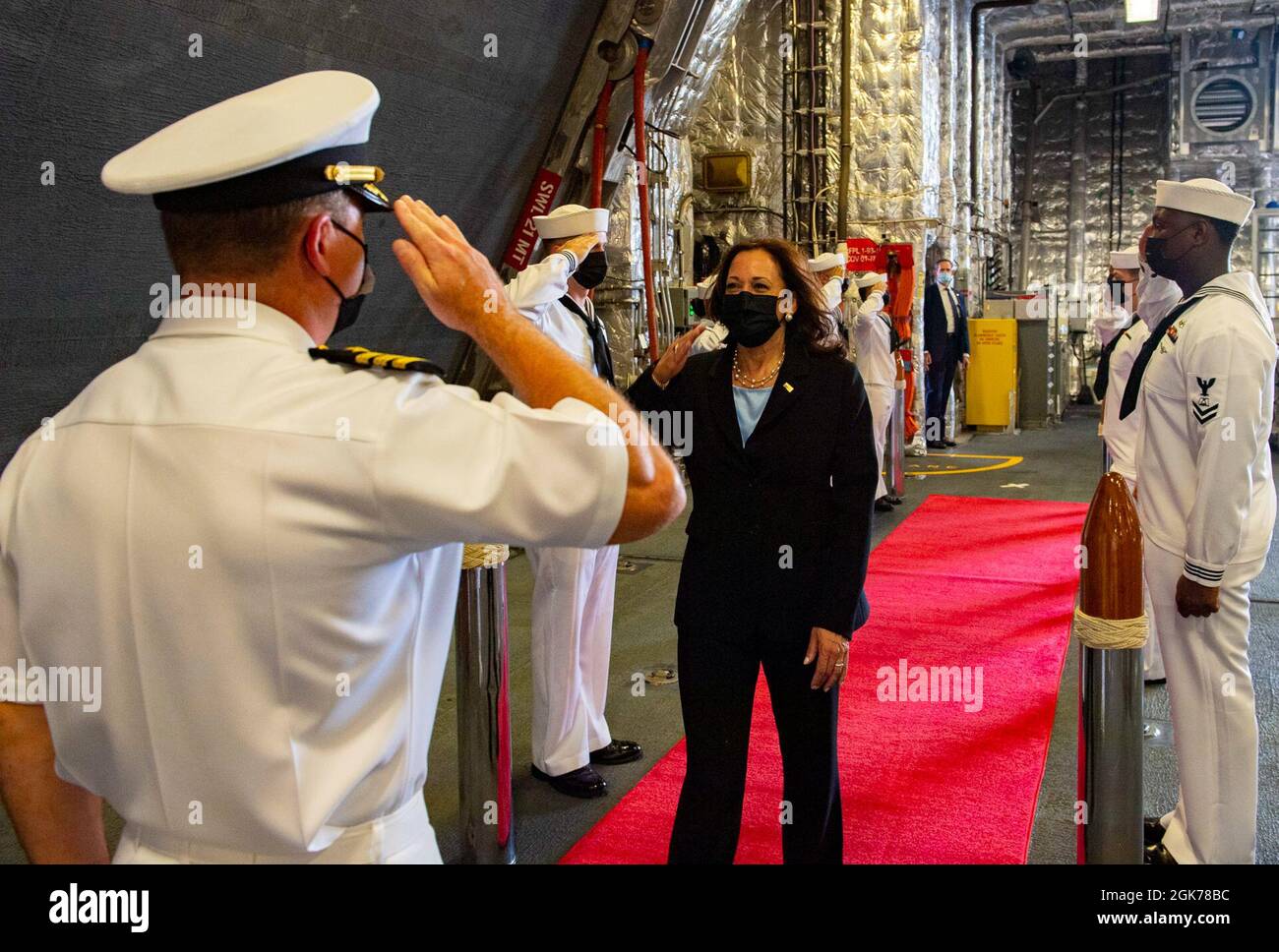 SINGAPORE (AGO. 23, 2021) il Vice Presidente Kamala Harris è accolto dal CMdR. Brandon Cornes, comandante della nave da combattimento litoranea variante Indipendenza USS Tulsa (LCS 16), 23 agosto 2021. Tulsa, parte di Destroyer Squadron Seven, è in fase di implementazione rotazionale nell'area operativa della 7a flotta statunitense per migliorare l'interoperabilità con i partner e fungere da forza di risposta pronta a sostegno di una regione indopacifica libera e aperta. Foto Stock