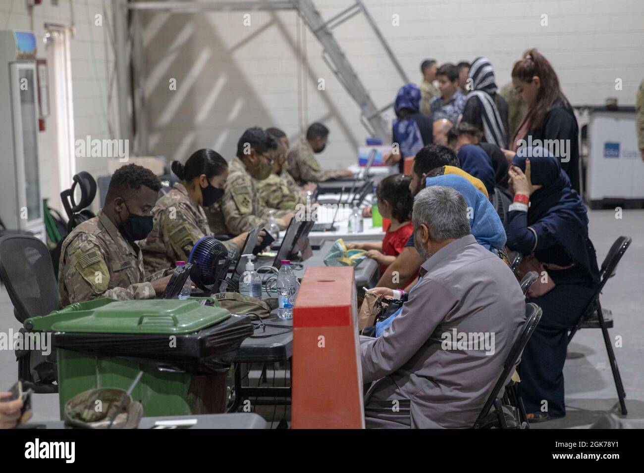 I soldati dell'esercito degli Stati Uniti fuori-processano gli evacuati afghani a Camp come Sayliyah, Qatar, 1 settembre 2021. I soldati continuano a sostenere gli sforzi di evacuazione del Dipartimento della Difesa e del Dipartimento di Stato in Afghanistan con cura e compassione in varie sedi del comando Centrale degli Stati Uniti. (STATI UNITI Esercito foto di SPC. Elizabeth Hackbarth, U.S. Army Central Public Affairs) Foto Stock