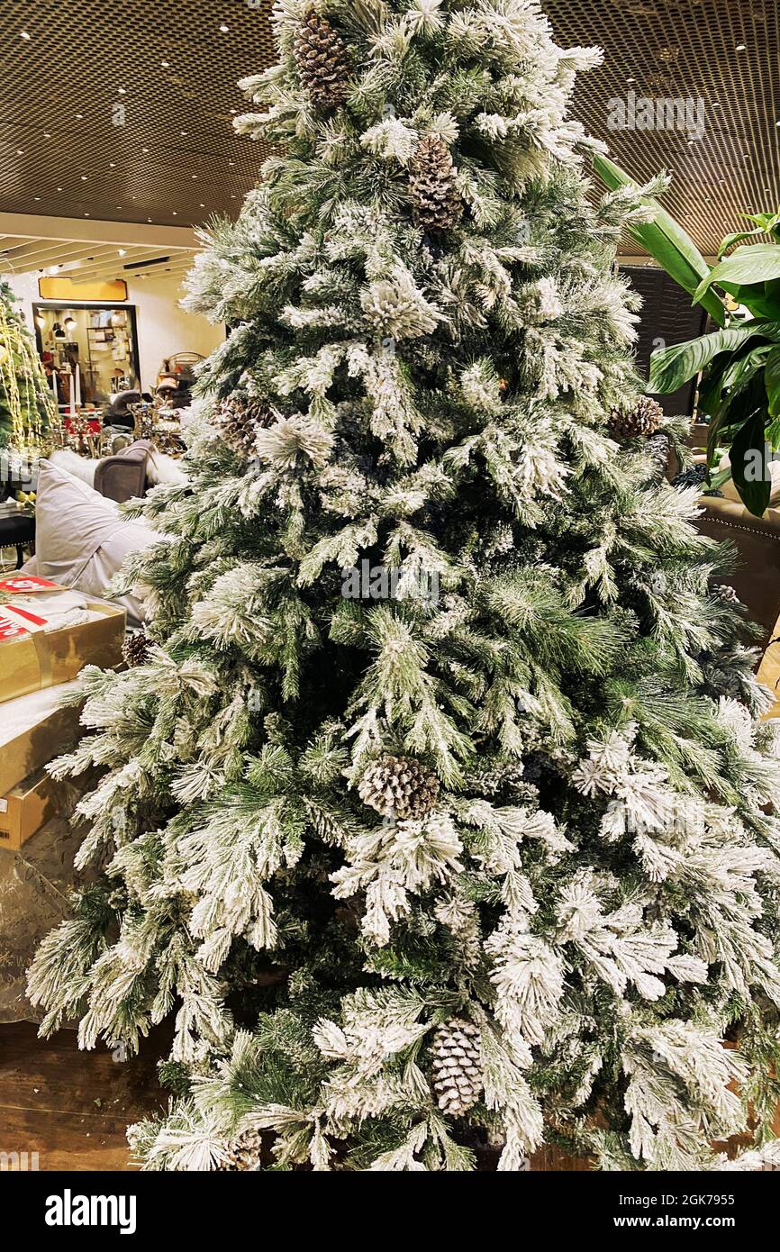 Albero di Natale nel centro commerciale europeo. Classica decorazione di Natale fiabesca. Capodanno e vacanza in inverno. Foto Stock