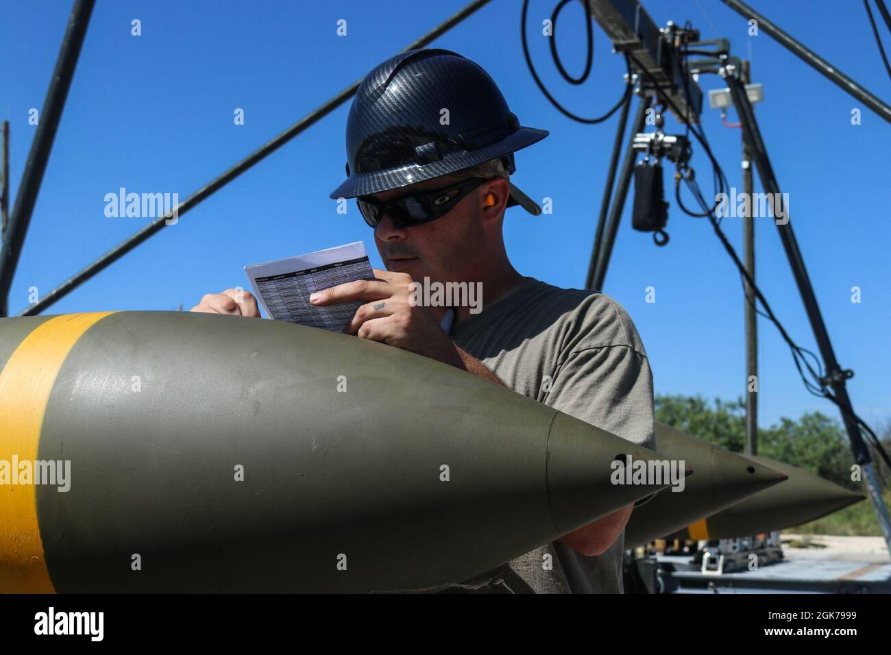 Personale Sgt. Jonathan Barnes, 7 munizioni Squadron munizioni controllo artigiano, convalida e scrive il codice di costruzione per una bomba fittizia durante una costruzione di munizioni Global Strike Challenge presso la Dyess Air Force base, Texas, 23 agosto 2021. La sfida ha consentito ad Airmen di dimostrare le proprie capacità, sviluppando e fornendo forze sciopero globali sicure, sicure e credibili a sostegno del presidente degli Stati Uniti e dei comandanti combattenti. Foto Stock