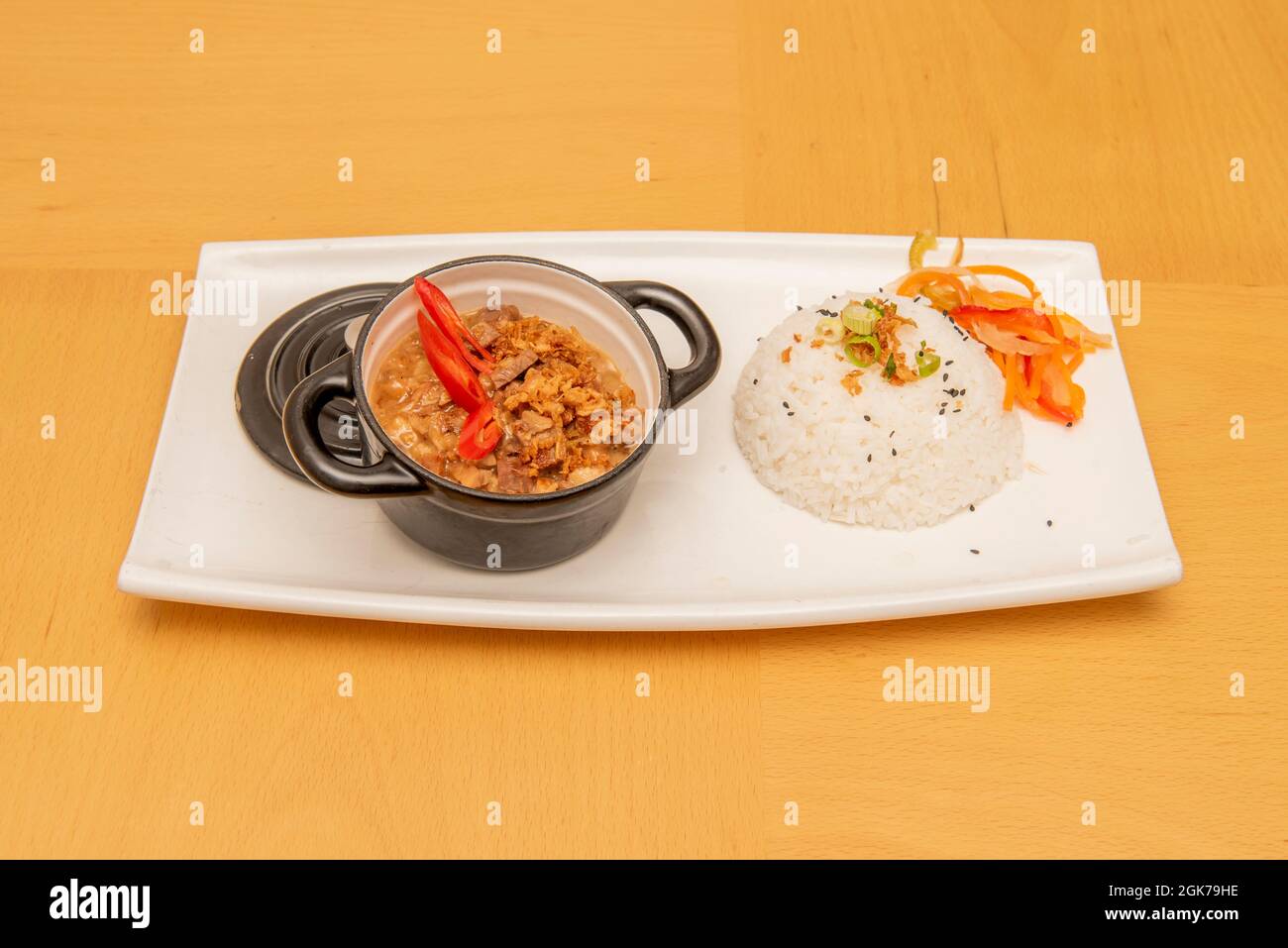 Piccola torta nera con stufato di Filipino bicol espresso con riso bianco e  verdure Foto stock - Alamy