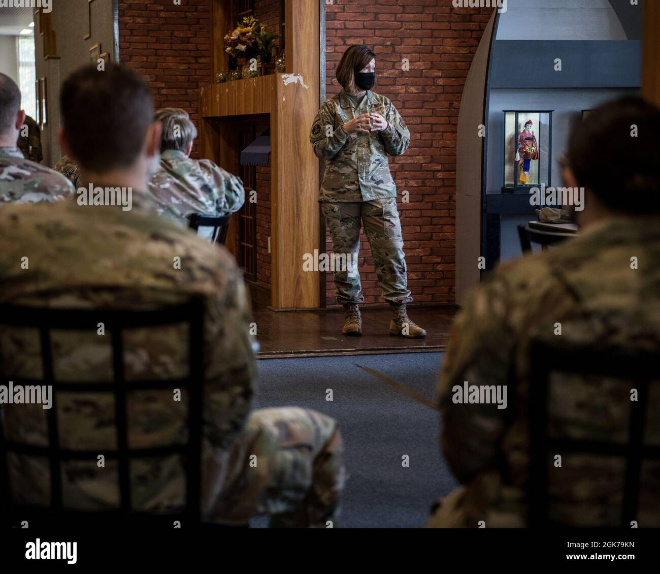 Direttore generale della Air Force Joanne S. Bass parla con la 18a Wing Airmen durante la sua visita alla Kadena Air base, Giappone, 23 agosto 2021. Durante la sua visita a Kadena AB, Capo Maestro Sgt. Bass ha visitato le strutture, ha riconosciuto Airmen per le eccellenti prestazioni e ha affrontato la cultura e le politiche dell'Air Force durante una chiamata generale. Foto Stock