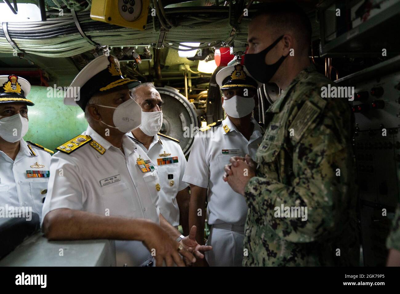 SANTA RITA, Guam (23 agosto 2021) Vice Marina indiana. ADM. Ajendra Singh, ufficiale di bandiera che comanda-in-capo, comando navale orientale, parla con CMdR. Steven Lawrence, comandante del sottomarino ad attacco rapido USS Oklahoma City di classe Los Angeles (SSN 723), durante un tour della stanza dei siluri del sottomarino, il 23 agosto. I membri della delegazione della marina indiana hanno visitato Guam e Oklahoma City. Le navi navali indiane sono nella 7a flotta per sostenere il prossimo esercizio Malabar 2021. Malabar 2021 è un esempio della partnership duratura tra le forze marittime australiane, indiane, giapponesi e americane, che r Foto Stock