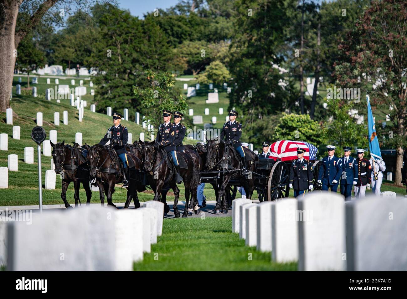 I membri di cinque rami delle forze Armate degli Stati Uniti e del reggimento di fanteria 3d degli Stati Uniti (la vecchia Guardia) Caisson Platoon conducono un servizio funerale completo congiunto di onorificenze militari per l'ex Segretario della Difesa degli Stati Uniti Donald H. Rumsfeld nella Sezione 34 del cimitero nazionale di Arlington, Arlington, Virginia, 23 agosto 2021. Rumsfeld fu Segretario della Difesa per i Presidenti Gerald R. Ford e George W. Bush, così come un membro del Congresso degli Stati Uniti di tre anni dall'Illinois (1963-1969), direttore dell'Ufficio delle opportunità economiche (1969-1970), rappresentante degli Stati Uniti alla NATO (1973-1974) e capo dello Stato maggiore della Casa Bianca Foto Stock